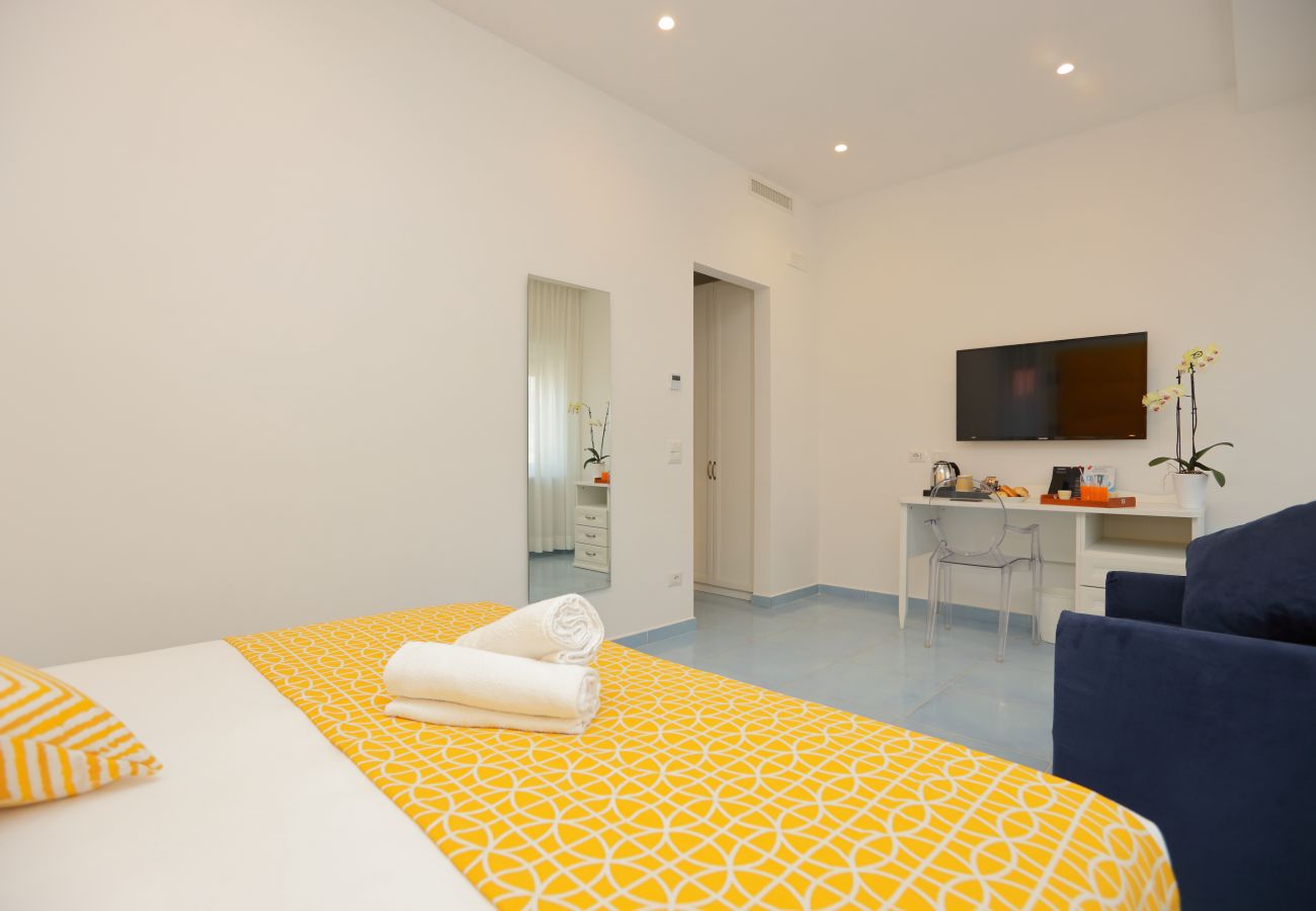 Rent by room in Meta - Domus gialla