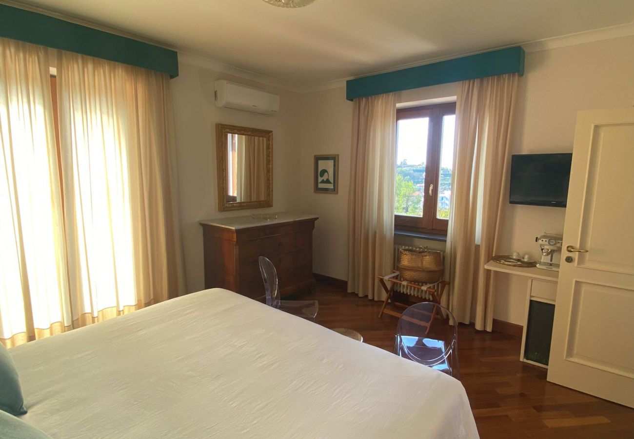 Rent by room in Sant´Agata sui Due Golfi - Resort Ravenna- Suite Regina