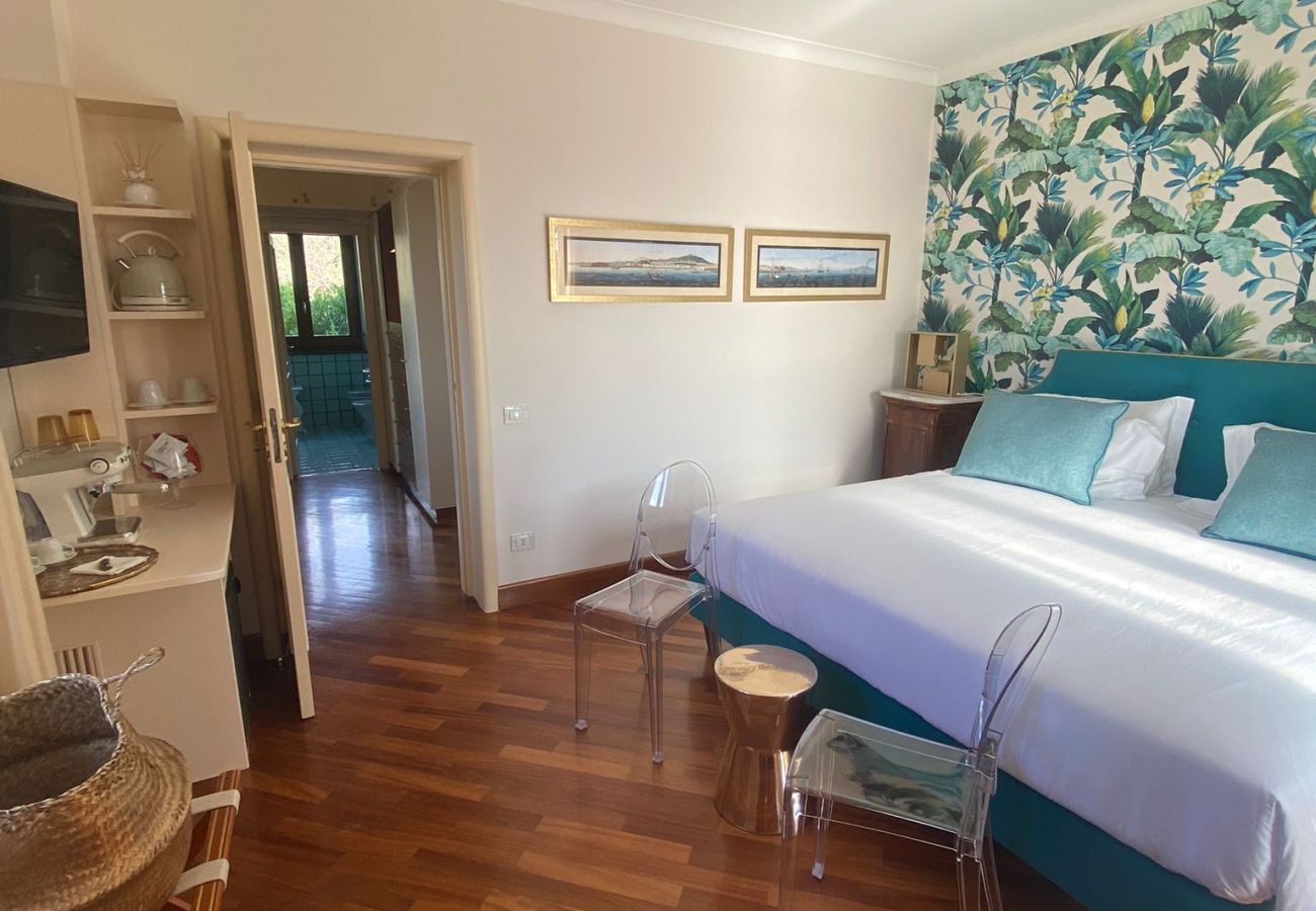 Rent by room in Sant´Agata sui Due Golfi - Resort Ravenna- Suite Regina