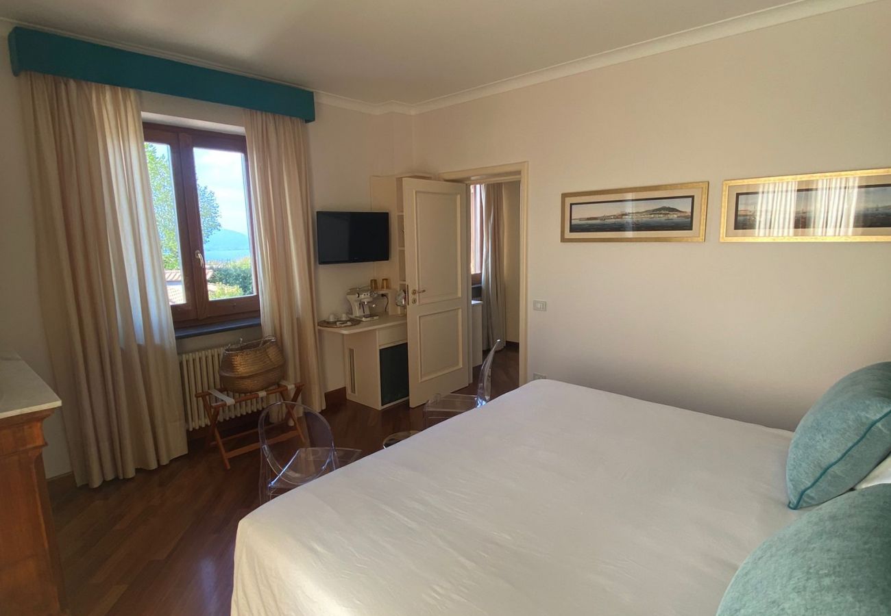 Rent by room in Sant´Agata sui Due Golfi - Resort Ravenna- Suite Regina