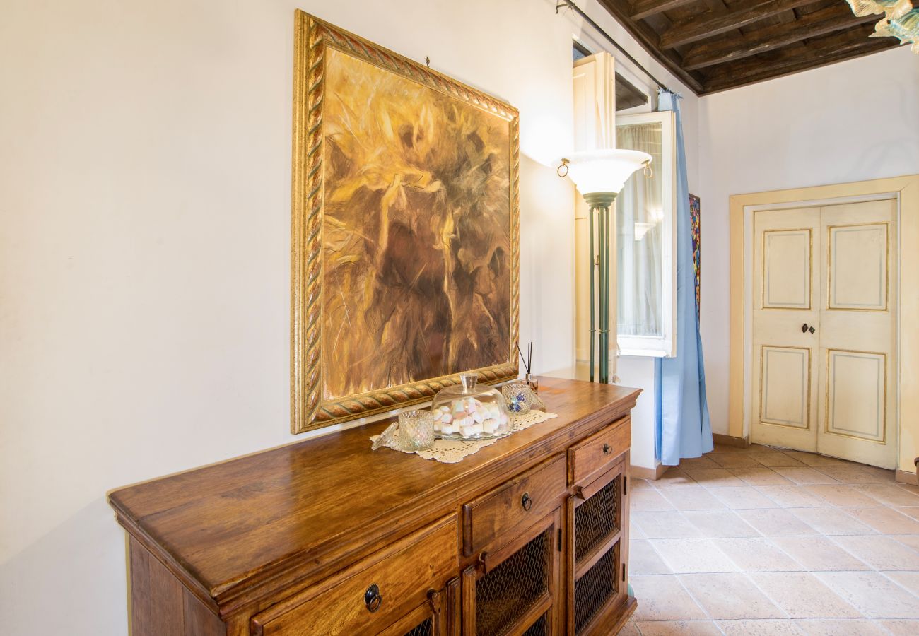 Apartment in Rome - Trevi Fountain Apartment