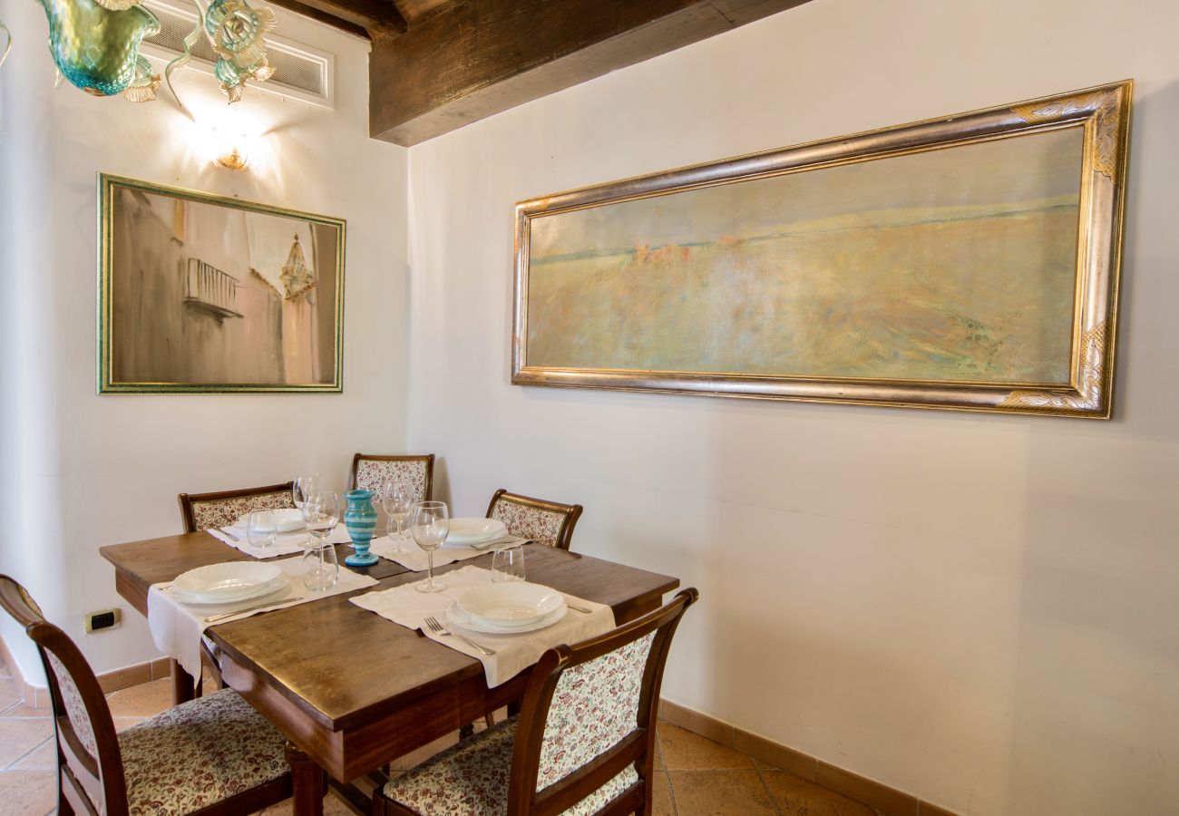 Apartment in Rome - Trevi Fountain Apartment