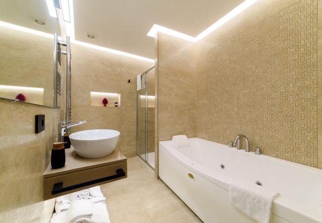 Rent by room in Piano di Sorrento - NicholHouse - Pink Flamingo Rent by room in Piano di Sorrento - NicholHouse - Pink Flamingo