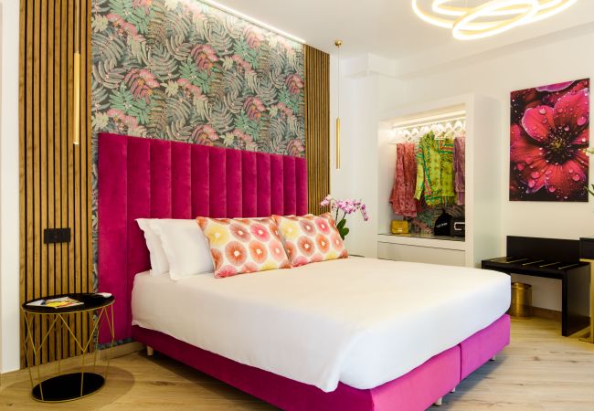 Rent by room in Piano di Sorrento - NicholHouse - Pink Flamingo Rent by room in Piano di Sorrento - NicholHouse - Pink Flamingo