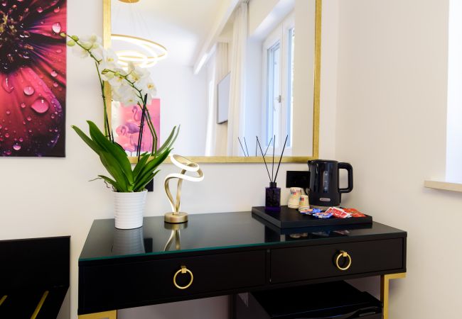 Rent by room in Piano di Sorrento - NicholHouse - Pink Flamingo Rent by room in Piano di Sorrento - NicholHouse - Pink Flamingo