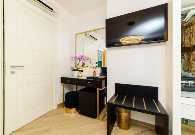 Rent by room in Piano di Sorrento - NicholHouse - Green Parrot Rent by room in Piano di Sorrento - NicholHouse - Green Parrot